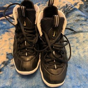Youth size Black and white Nike foam posits